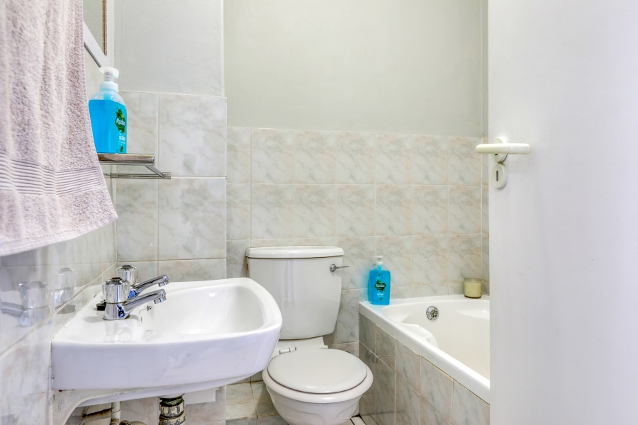 2 Bedroom Property for Sale in Vredehoek Western Cape